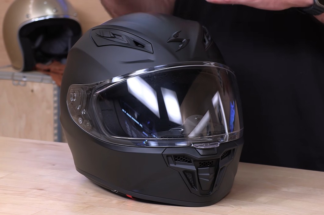 Scorpion EXO-R430 full-face helmet with clear visor on display