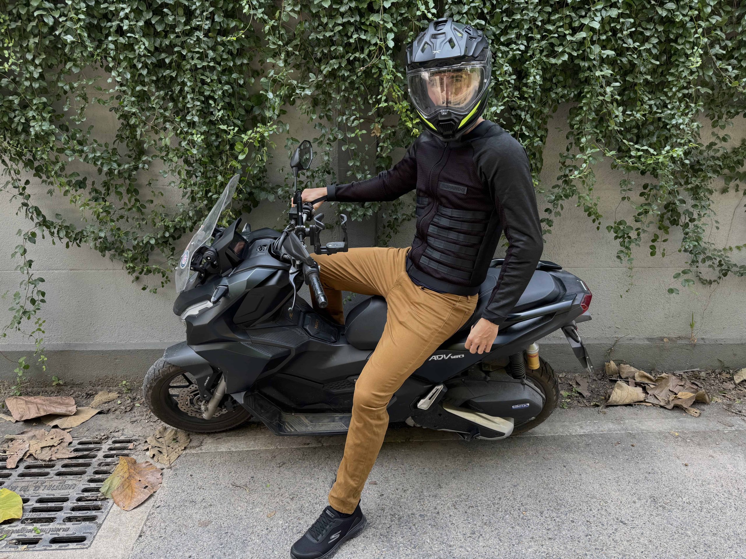Rider wearing the Pando Moto Commando UH jacket