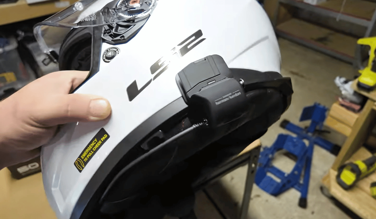 Sena 50S vs Cardo Packtalk Edge Communicator Comparison
