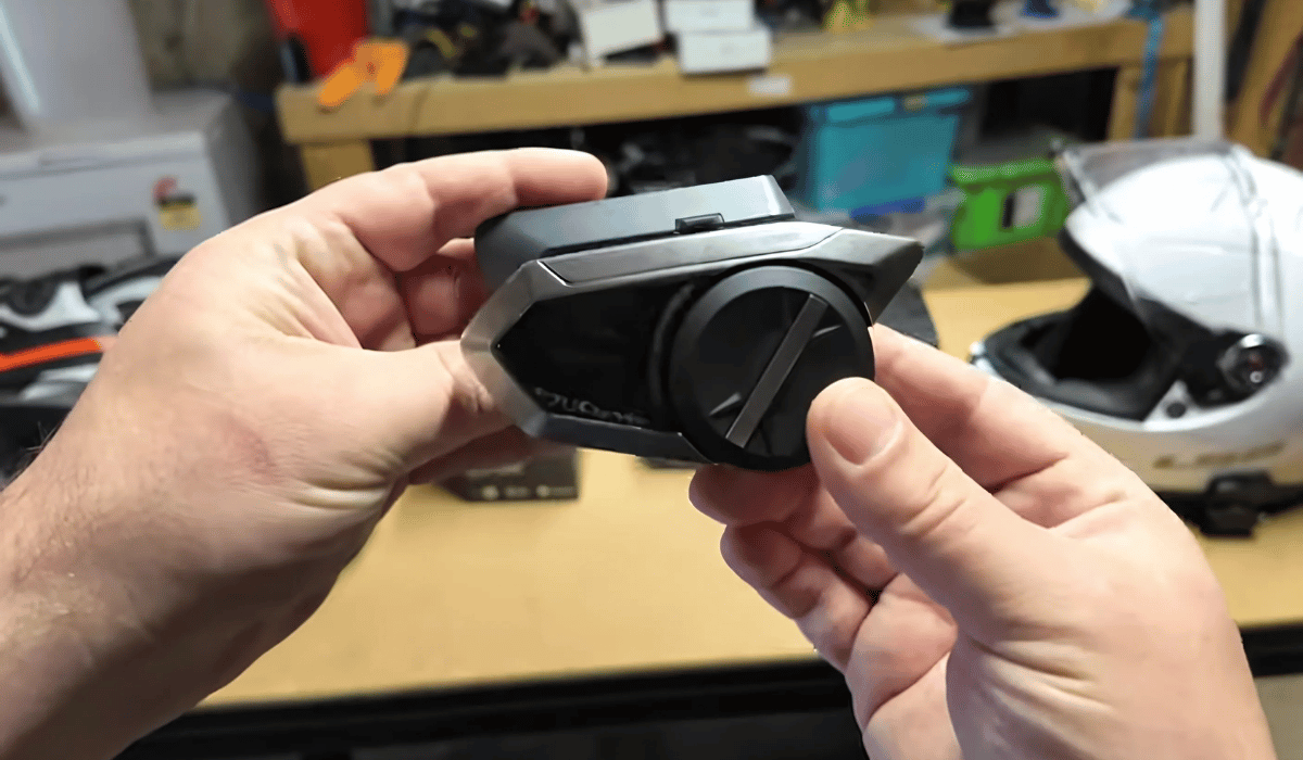 Sena 50S vs Cardo Packtalk Edge Communicator Comparison