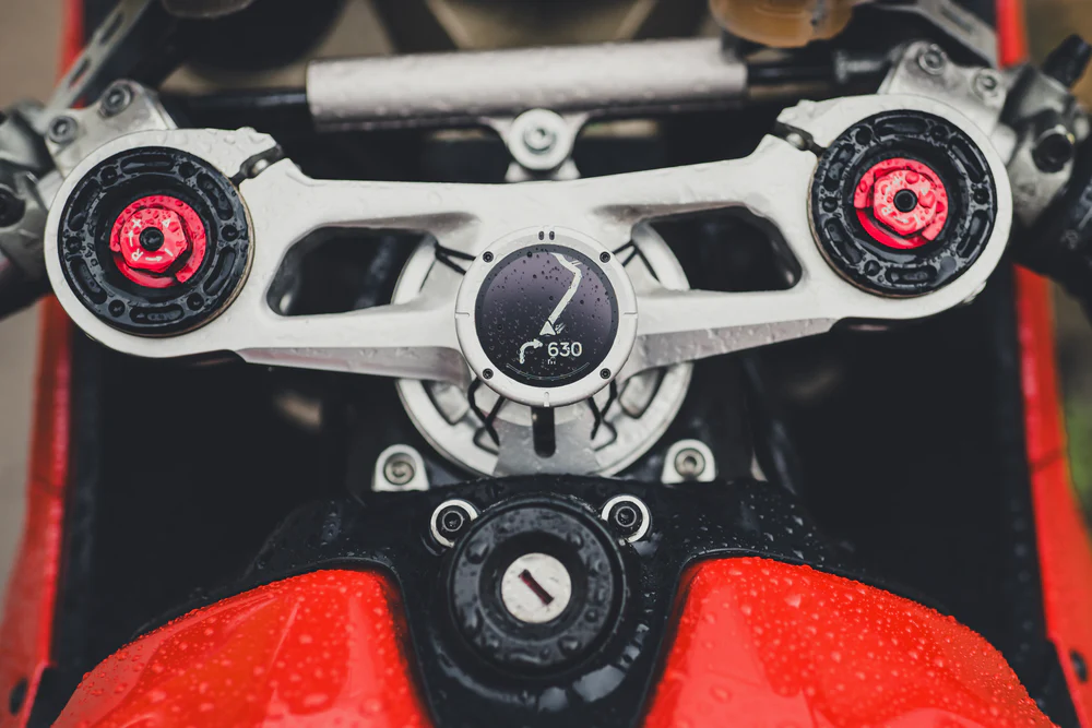 Beeline Moto II mounted on a motorcycle’s fork clamp, showing turn distance