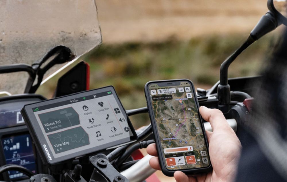 Garmin Zumo XT2 GPS and smartphone navigation compared on a motorcycle