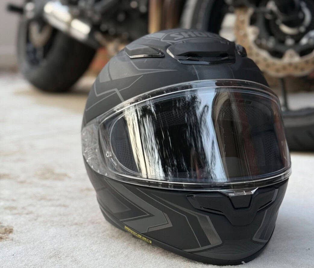 Shoei RF-1400 helmet with dark visor, designed for quiet high-speed touring and advanced aerodynamics.