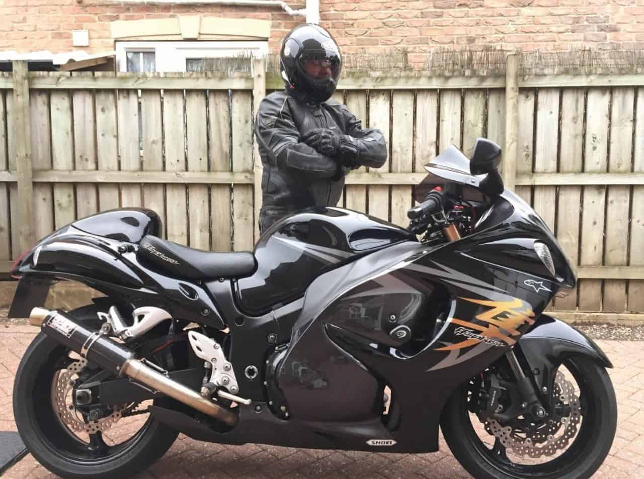 Rider in black gear with a Suzuki Hayabusa hypersport motorcycle, showcasing performance and durability with Motorex Power Synt 4T oil