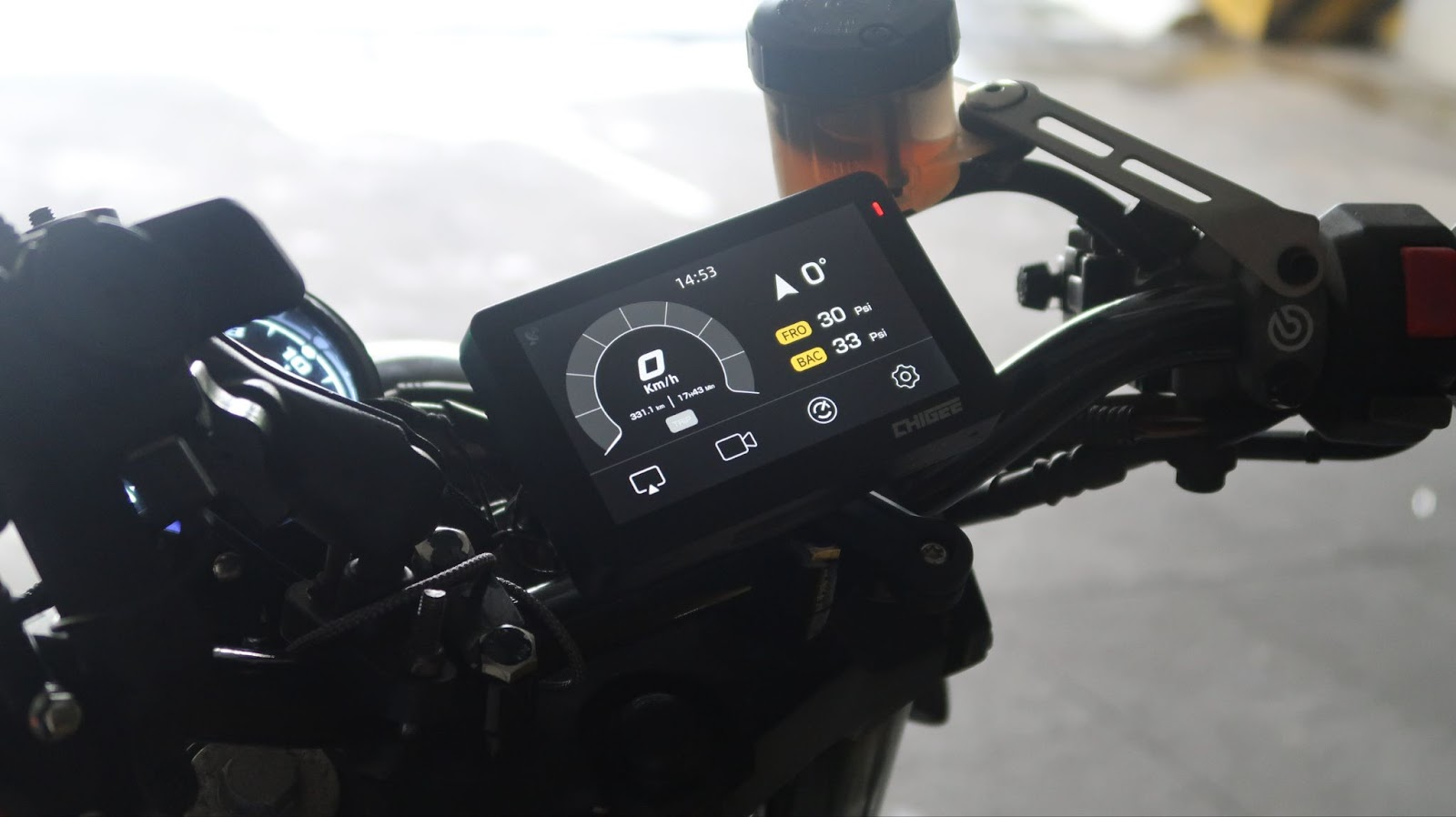 Chigee XR-2 HUD Review: Small Size, Big Motorcycle Features