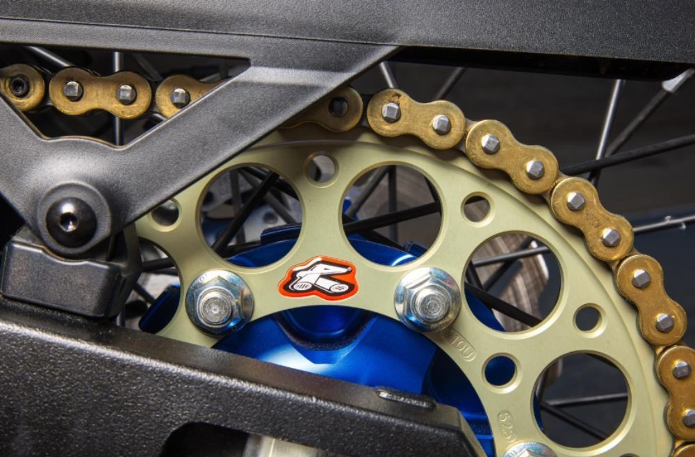 D.I.D 525VX3 X-Ring motorcycle chain installed on rear sprocket