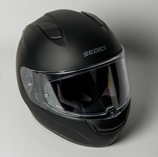 Sedici Strada III matte black full-face helmet with clear visor, aerodynamic shape, and ECE 22.06 safety certification.