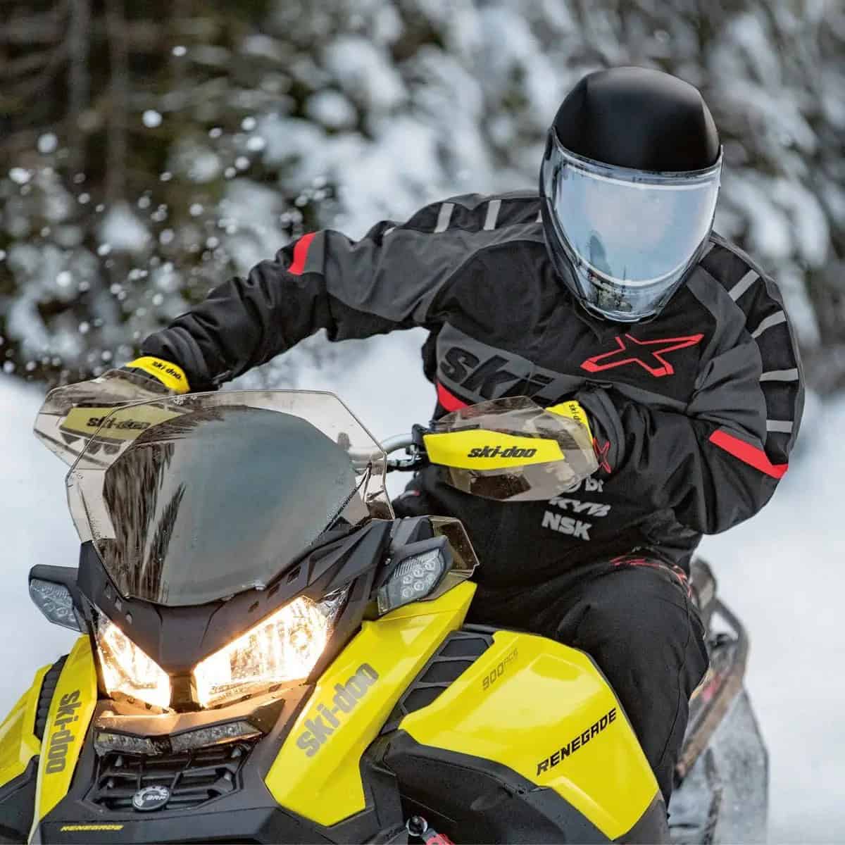 Rider wearing Ski-Doo Oxygen Heated Helmet on snowmobile