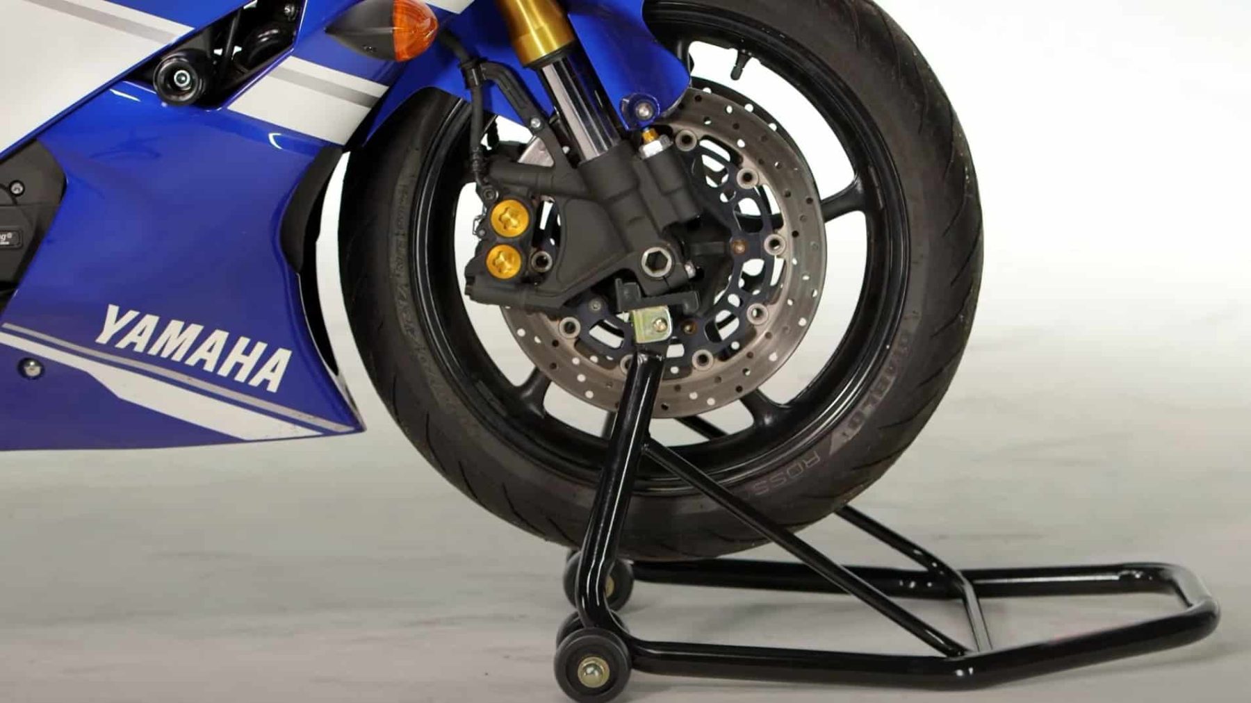 Speedmetal Universal Head Lift Stand supporting a Yamaha sportbike by the triple tree