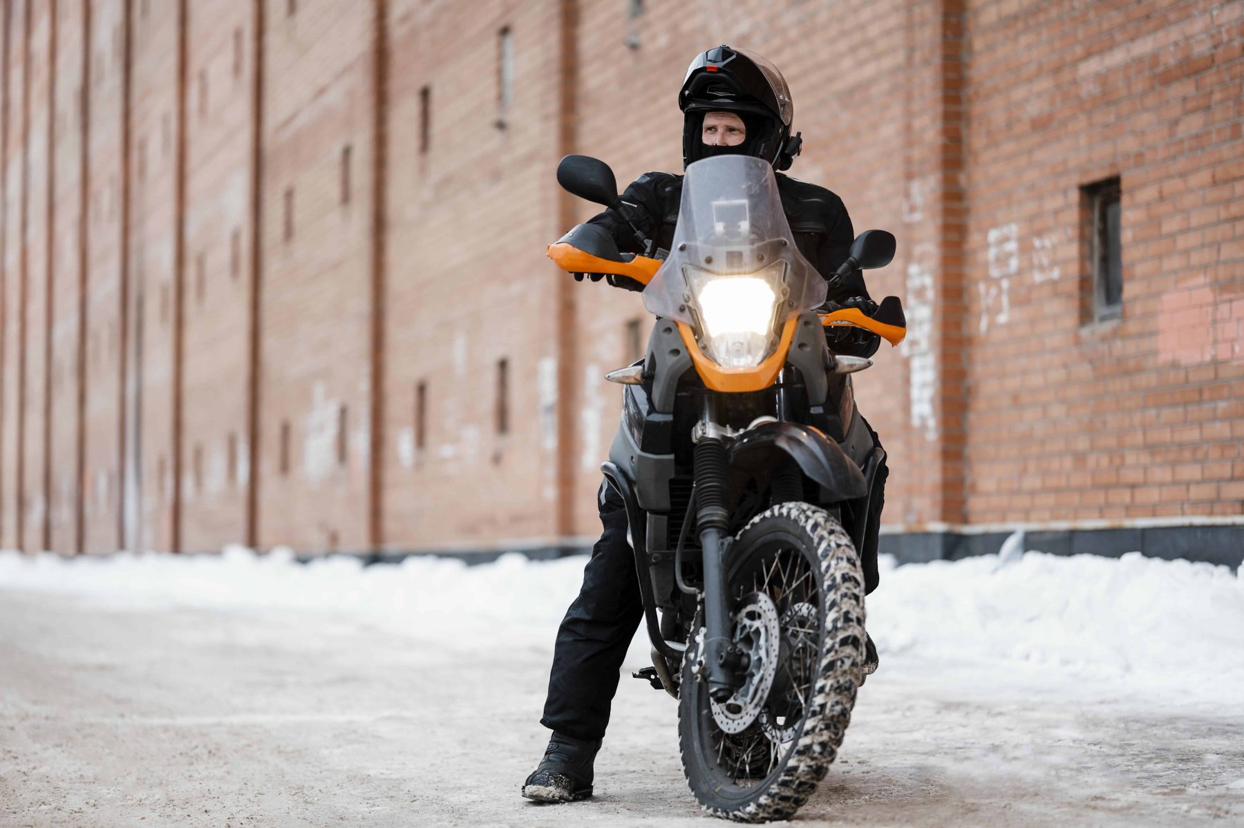 Motorcyclist riding in winter conditions, highlighting the benefits of heated motorcycle gear for comfort and safety