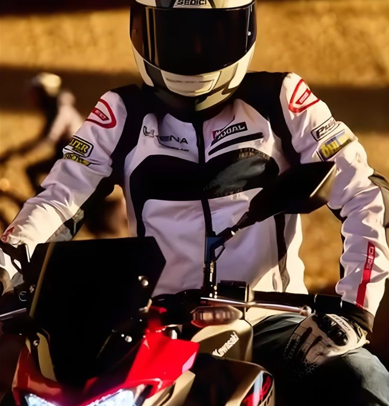 Motorcyclist wearing a Sedici sport-style jacket riding a motorcycle, highlighting reinforced protective materials